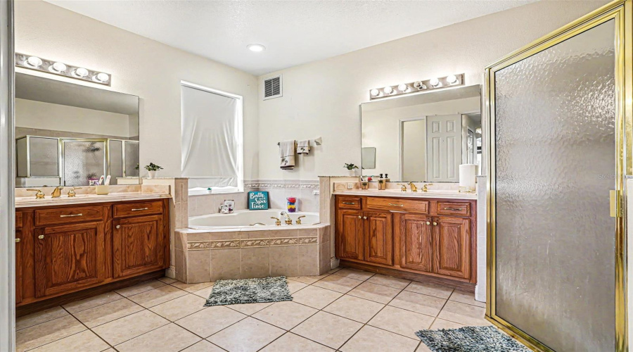 KISSIMMEE, Florida 34746, 5 Bedrooms Bedrooms, ,5 BathroomsBathrooms,Residential,For Sale,WINDWARD OAKS,0,MFRO6411503
