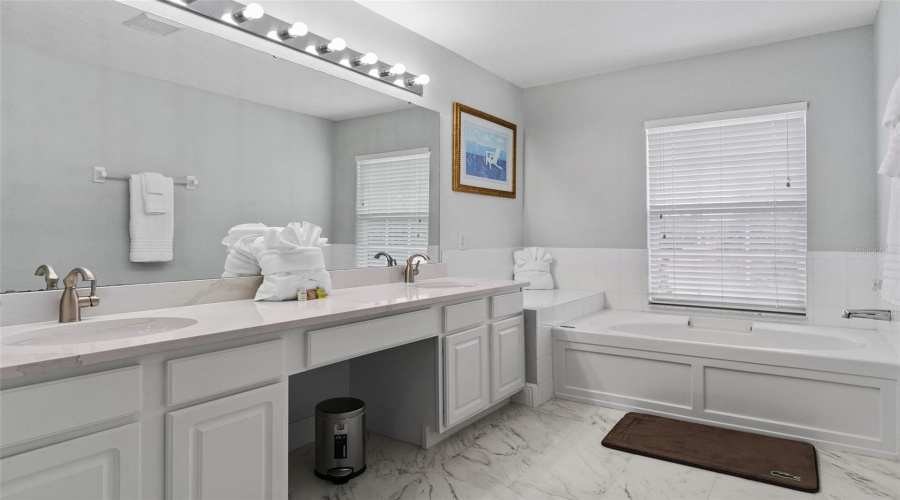 KISSIMMEE, Florida 34747, 6 Bedrooms Bedrooms, ,4 BathroomsBathrooms,Residential,For Sale,BASNETT,0,MFRO6416299