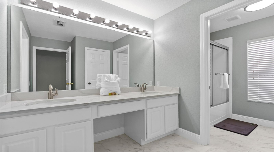 KISSIMMEE, Florida 34747, 6 Bedrooms Bedrooms, ,4 BathroomsBathrooms,Residential,For Sale,BASNETT,0,MFRO6416299