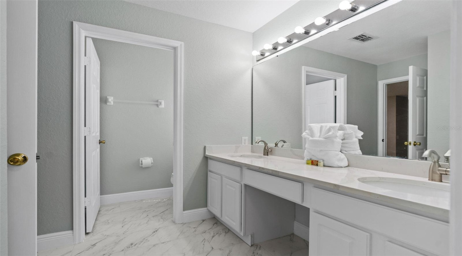 KISSIMMEE, Florida 34747, 6 Bedrooms Bedrooms, ,4 BathroomsBathrooms,Residential,For Sale,BASNETT,0,MFRO6416299