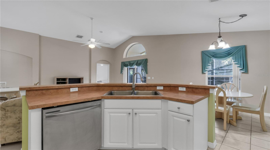 KISSIMMEE, Florida 34746, 4 Bedrooms Bedrooms, ,2 BathroomsBathrooms,Residential,For Sale,CUMBRIAN LAKES,0,MFRO6416389