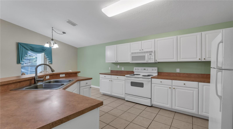 KISSIMMEE, Florida 34746, 4 Bedrooms Bedrooms, ,2 BathroomsBathrooms,Residential,For Sale,CUMBRIAN LAKES,0,MFRO6416389