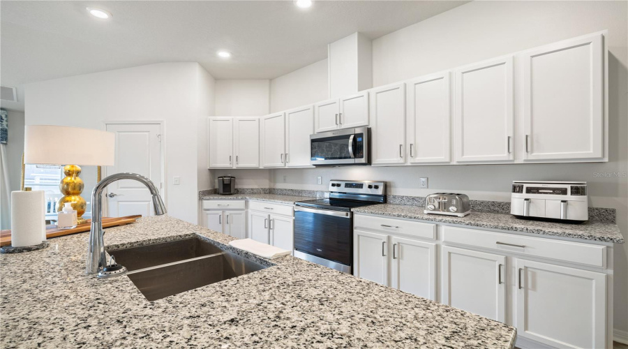 DAVENPORT, Florida 33896, 3 Bedrooms Bedrooms, ,2 BathroomsBathrooms,Residential,For Sale,OVERPOOL,0,MFRS5151132