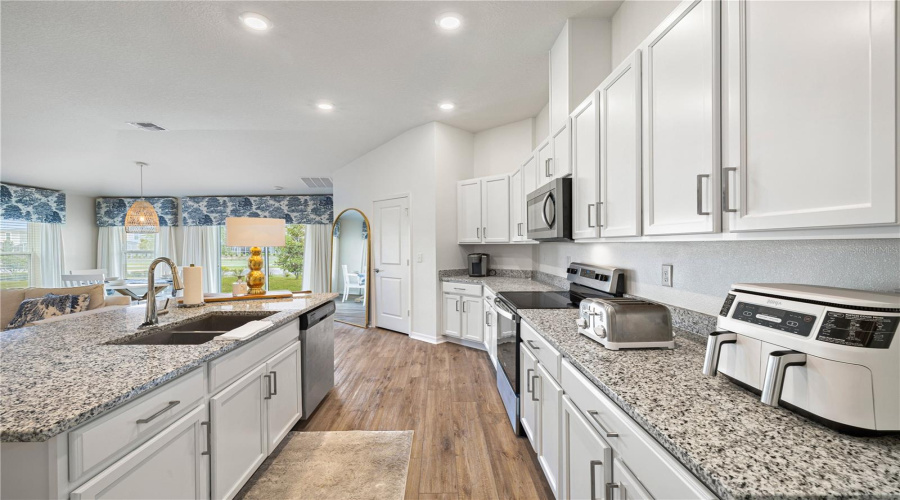 DAVENPORT, Florida 33896, 3 Bedrooms Bedrooms, ,2 BathroomsBathrooms,Residential,For Sale,OVERPOOL,0,MFRS5151132