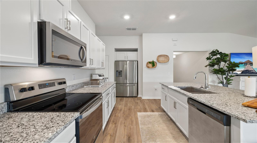 DAVENPORT, Florida 33896, 3 Bedrooms Bedrooms, ,2 BathroomsBathrooms,Residential,For Sale,OVERPOOL,0,MFRS5151132