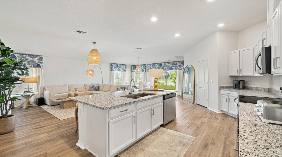 DAVENPORT, Florida 33896, 3 Bedrooms Bedrooms, ,2 BathroomsBathrooms,Residential,For Sale,OVERPOOL,0,MFRS5151132