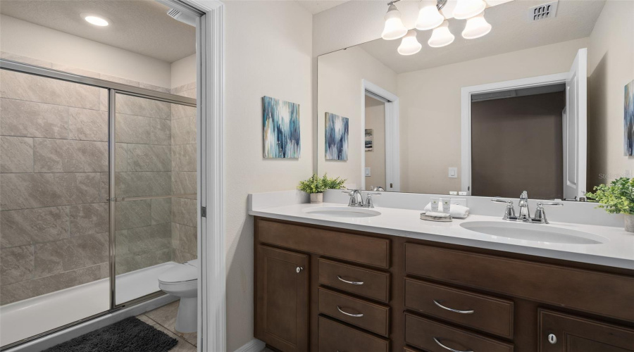 Bathroom 6 shared by bedroom 6 and bedroom 7