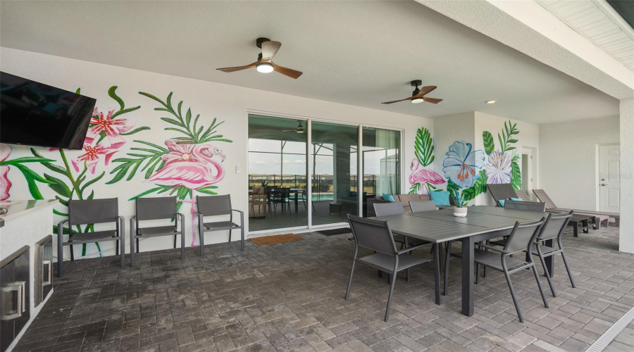 outdoor screened in lanai overlooking