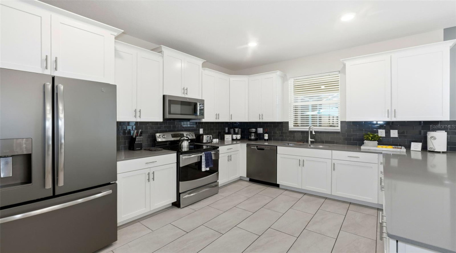 DAVENPORT, Florida 33896, 8 Bedrooms Bedrooms, ,6 BathroomsBathrooms,Residential,For Sale,DROP SHOT,0,MFRGC541195