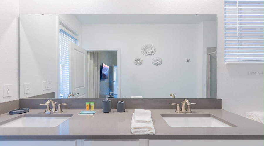 DAVENPORT, Florida 33896, 5 Bedrooms Bedrooms, ,5 BathroomsBathrooms,Residential,For Sale,PLAY THROUGH,0,MFRO6415351