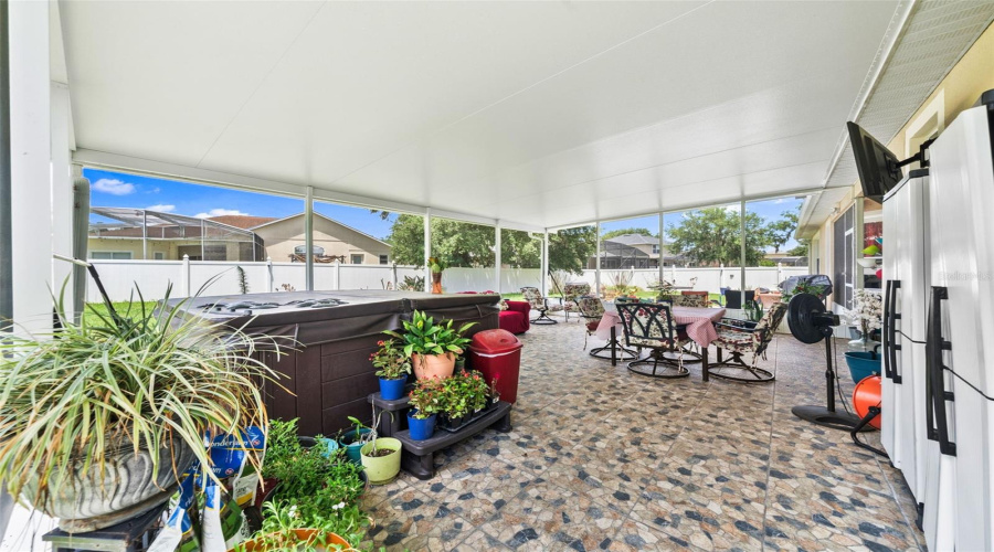 Covered Screened Porch/Jacuzzi