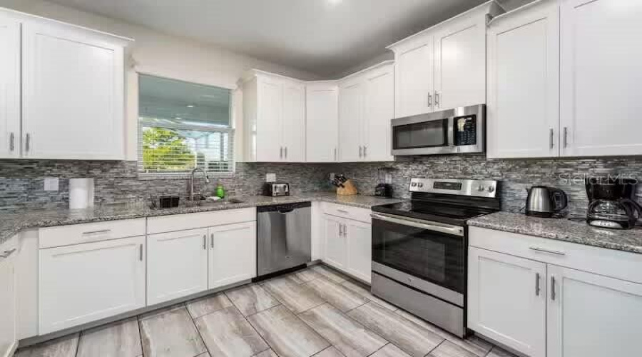 DAVENPORT, Florida 33896, 6 Bedrooms Bedrooms, ,6 BathroomsBathrooms,Residential,For Sale,HAZARD,0,MFRTB8520326