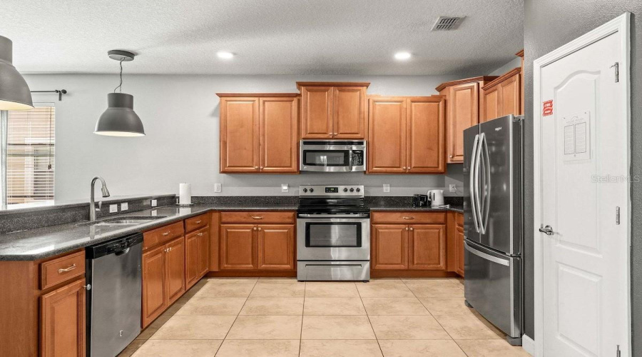 DAVENPORT, Florida 33896, 8 Bedrooms Bedrooms, ,5 BathroomsBathrooms,Residential,For Sale,ROLLING FAIRWAY,0,MFRTB8520360