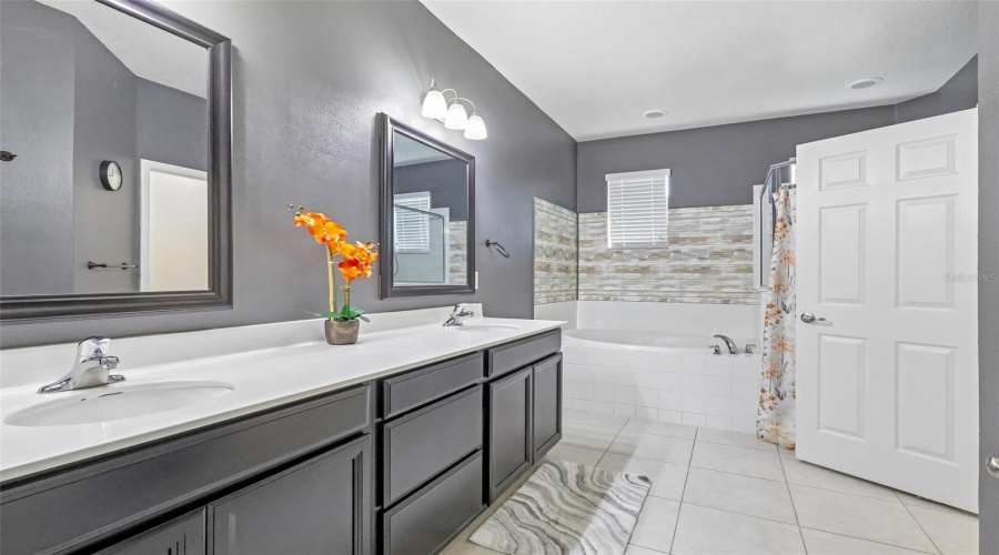 DAVENPORT, Florida 33837, 4 Bedrooms Bedrooms, ,2 BathroomsBathrooms,Residential,For Sale,SEVILLE,0,MFRTB8519728