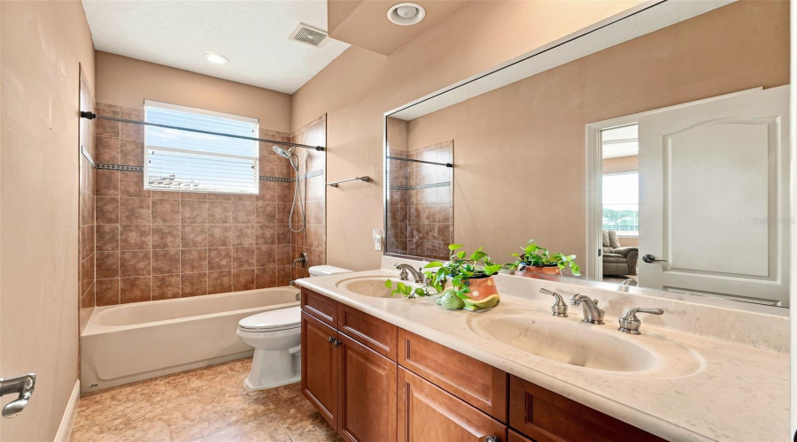 DAVENPORT, Florida 33837, 5 Bedrooms Bedrooms, ,4 BathroomsBathrooms,Residential,For Sale,HERITAGE GREEN,0,MFRO6414334