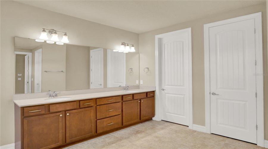 ORLANDO, Florida 32836, 5 Bedrooms Bedrooms, ,4 BathroomsBathrooms,Residential,For Sale,LEMON LAKE,0,MFRO6418930