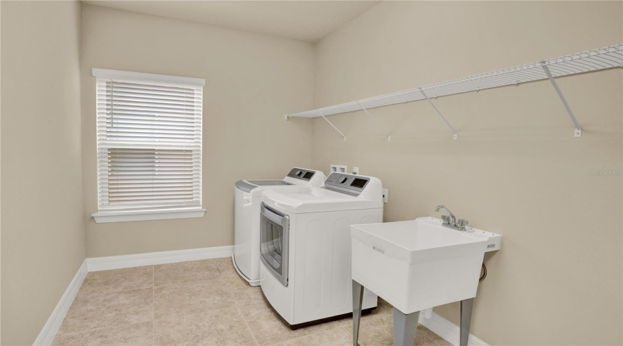 ORLANDO, Florida 32836, 5 Bedrooms Bedrooms, ,4 BathroomsBathrooms,Residential,For Sale,LEMON LAKE,0,MFRO6418930