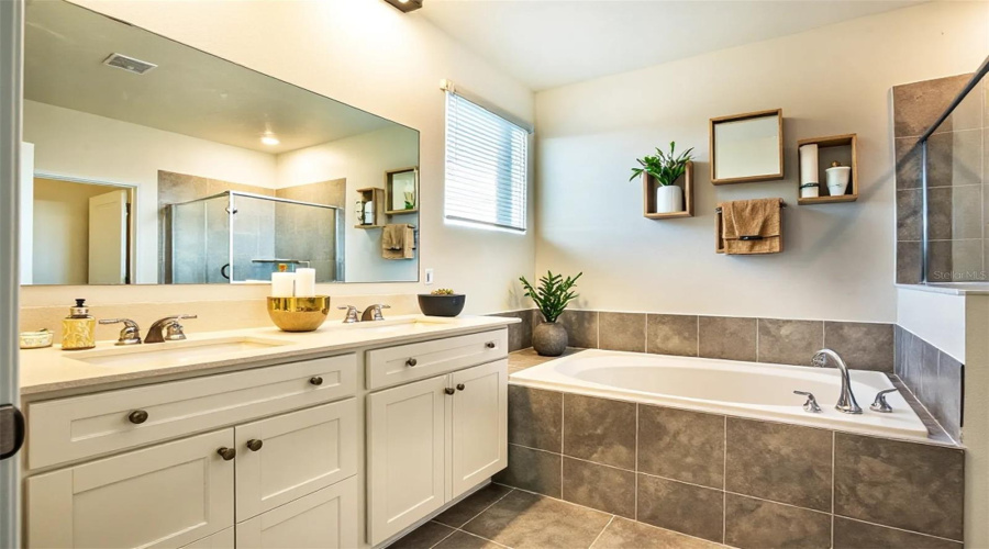 DAVENPORT, Florida 33896, 4 Bedrooms Bedrooms, ,3 BathroomsBathrooms,Residential,For Sale,BOGEY,0,MFRS5152372