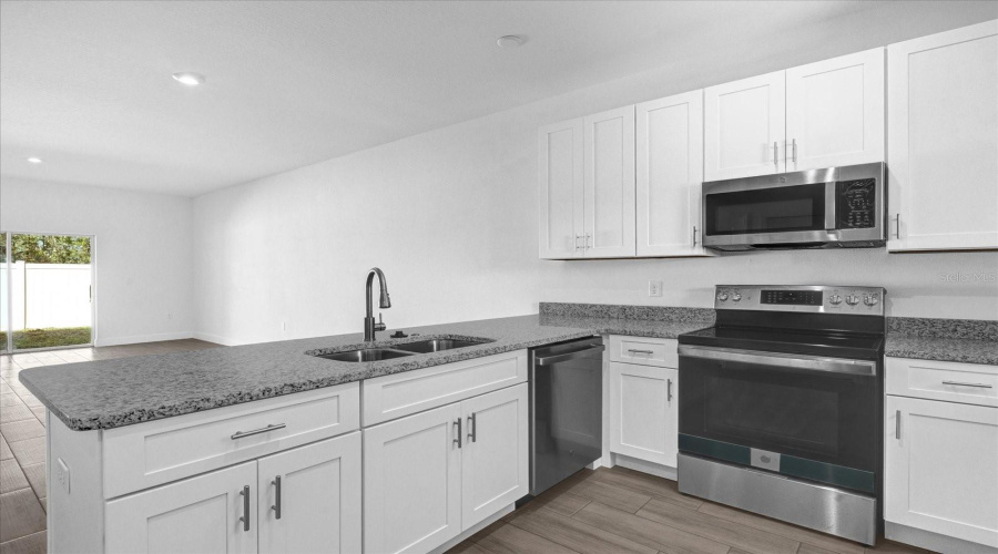 DAVENPORT, Florida 33896, 4 Bedrooms Bedrooms, ,4 BathroomsBathrooms,Residential,For Sale,LAKE SHORE,0,MFRO6252082