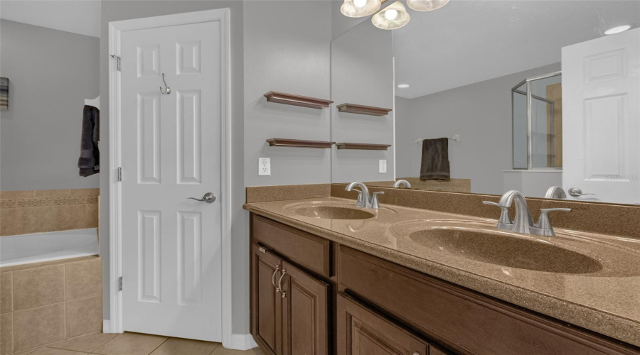 ORLANDO, Florida 32836, 3 Bedrooms Bedrooms, ,2 BathroomsBathrooms,Residential,For Sale,FALLSGROVE,0,MFRO6419584