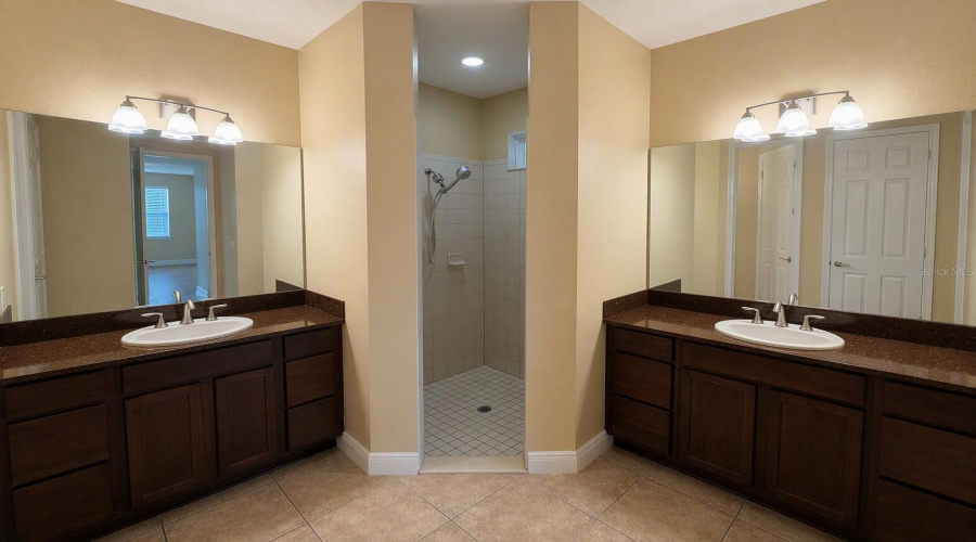 KISSIMMEE, Florida 34746, 4 Bedrooms Bedrooms, ,3 BathroomsBathrooms,Residential,For Sale,PARADISO,0,MFRO6419599
