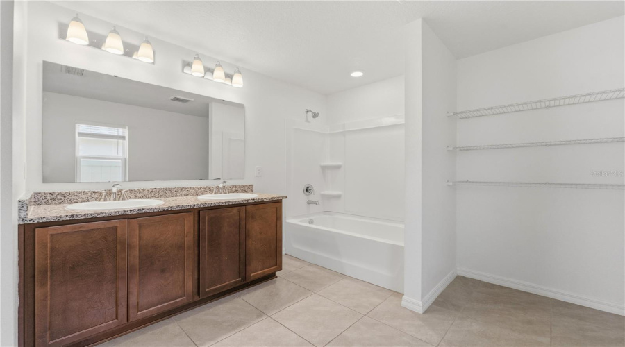 DAVENPORT, Florida 33896, 3 Bedrooms Bedrooms, ,2 BathroomsBathrooms,Residential,For Sale,OVERPOOL,0,MFRO6394068
