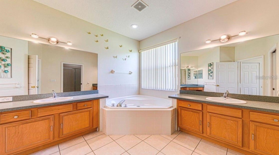DAVENPORT, Florida 33897, 6 Bedrooms Bedrooms, ,4 BathroomsBathrooms,Residential,For Sale,TUPELO,0,MFRTB8522822