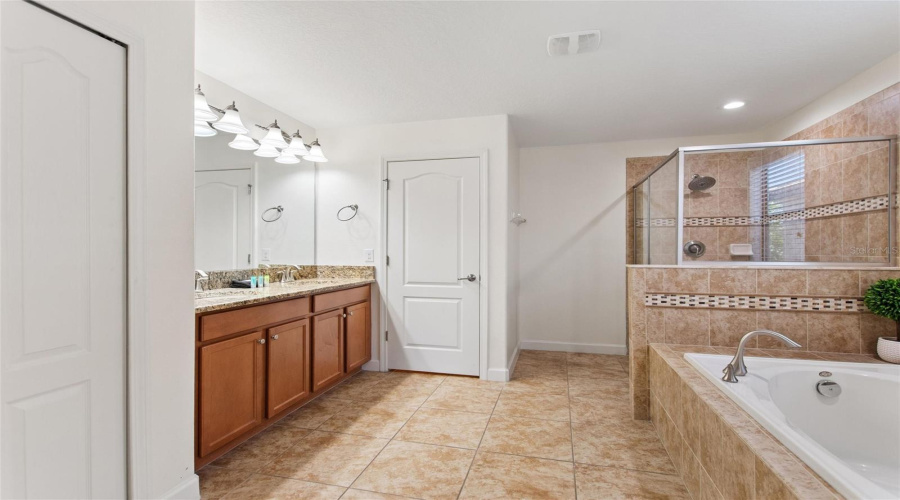DAVENPORT, Florida 33896, 6 Bedrooms Bedrooms, ,6 BathroomsBathrooms,Residential,For Sale,THUNDERBIRD,0,MFRS5152243