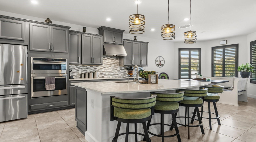Kitchen w/ breakfast counter/nook