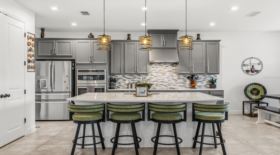 Kitchen w/ breakfast counter/nook