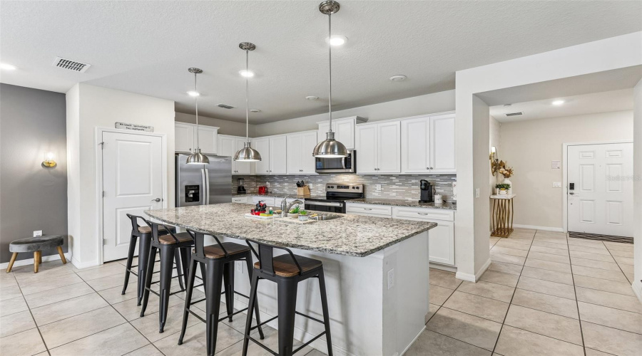 DAVENPORT, Florida 33897, 5 Bedrooms Bedrooms, ,4 BathroomsBathrooms,Residential,For Sale,LANA,0,MFRO6413312