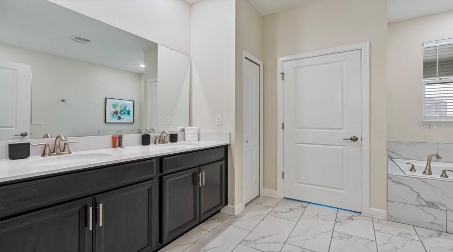 KISSIMMEE, Florida 34746, 9 Bedrooms Bedrooms, ,5 BathroomsBathrooms,Residential,For Sale,TARGET,0,MFRO6418919