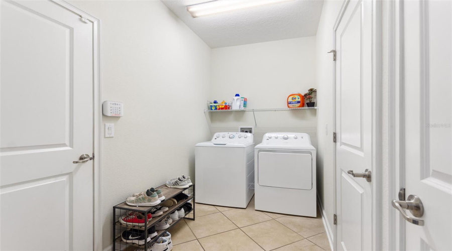 DAVENPORT, Florida 33896, 4 Bedrooms Bedrooms, ,2 BathroomsBathrooms,Residential,For Sale,CLUBMAN DR,0,MFRS5152444