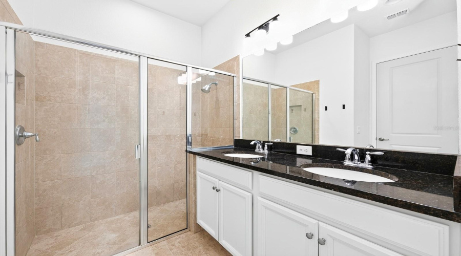 Main floor full/en-suite bath.
