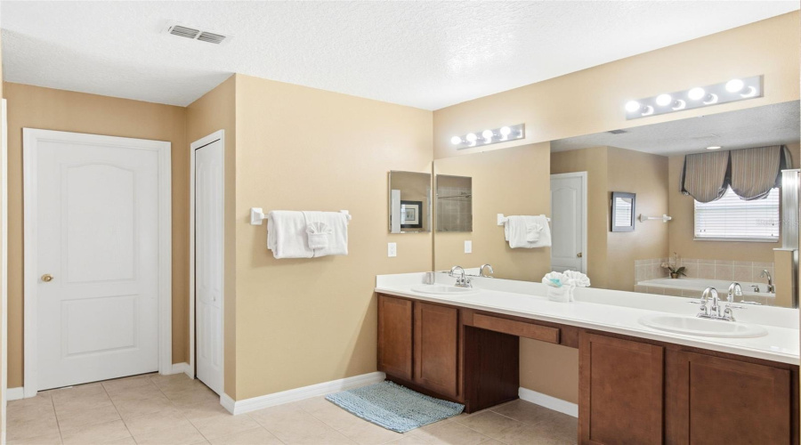 DAVENPORT, Florida 33896, 5 Bedrooms Bedrooms, ,4 BathroomsBathrooms,Residential,For Sale,NORFOLK,0,MFRG5114040