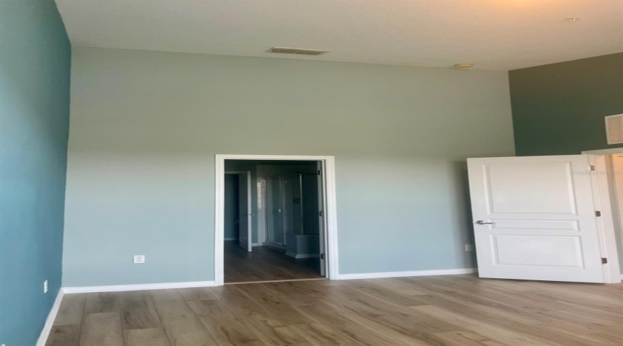 Primary bedroom High ceilings