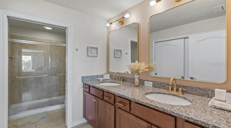 KISSIMMEE, Florida 34747, 5 Bedrooms Bedrooms, ,4 BathroomsBathrooms,Residential,For Sale,GENEVE,0,MFRO6420591
