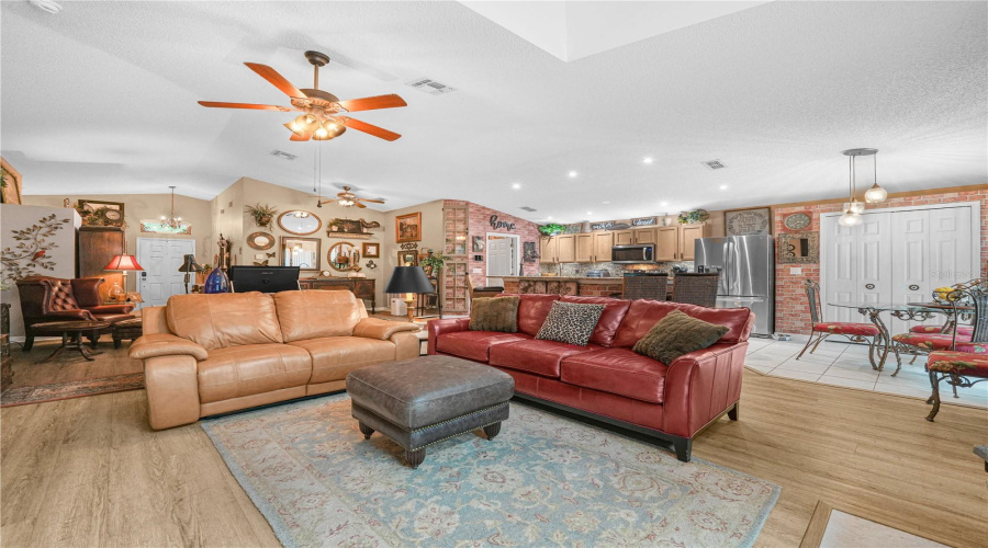DAVENPORT, Florida 33837, 3 Bedrooms Bedrooms, ,2 BathroomsBathrooms,Residential,For Sale,CHINA BERRY,0,MFRL4962959