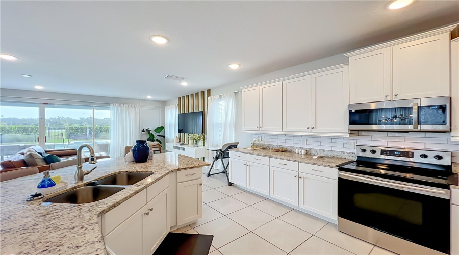 Kissimmee, Florida 34747, 6 Bedrooms Bedrooms, ,5 Bathroomsbathrooms,Residential,For Sale,Southfield,0,Mfro6418227