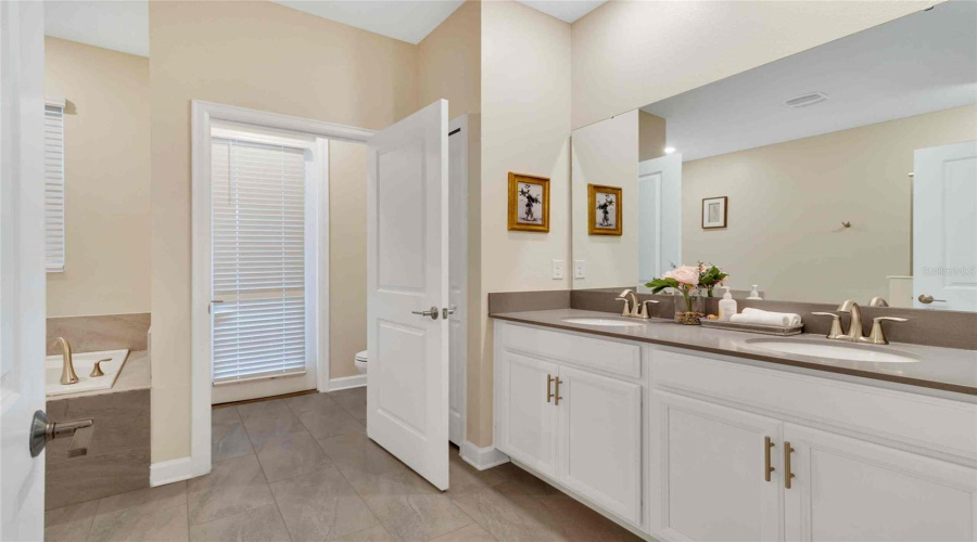 Kissimmee, Florida 34746, 8 Bedrooms Bedrooms, ,5 Bathroomsbathrooms,Residential,For Sale,Narrative,0,Mfro6420720