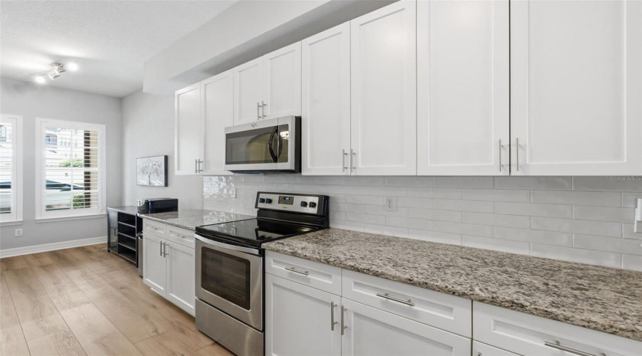 Kitchen Oven to Eat in Area