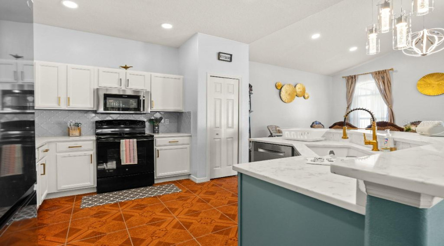 DAVENPORT, Florida 33897, 5 Bedrooms Bedrooms, ,3 BathroomsBathrooms,Residential,For Sale,CORVINA,0,MFRTB8523948