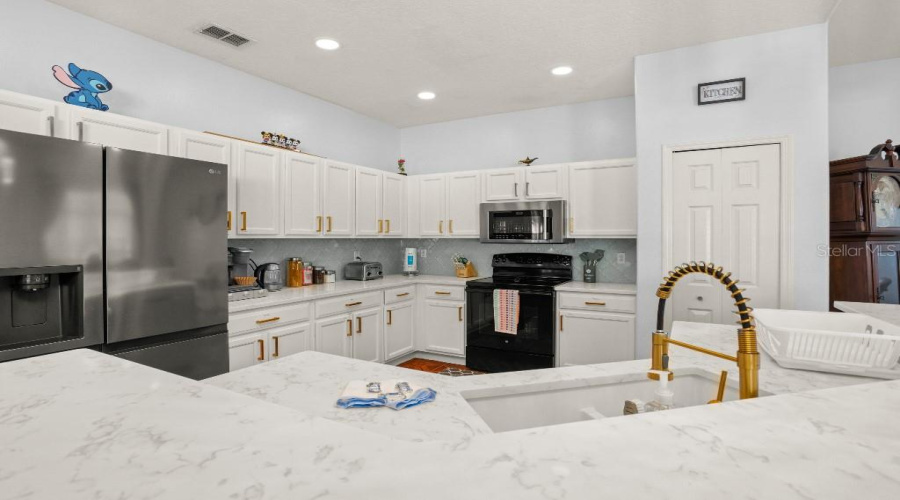 DAVENPORT, Florida 33897, 5 Bedrooms Bedrooms, ,3 BathroomsBathrooms,Residential,For Sale,CORVINA,0,MFRTB8523948