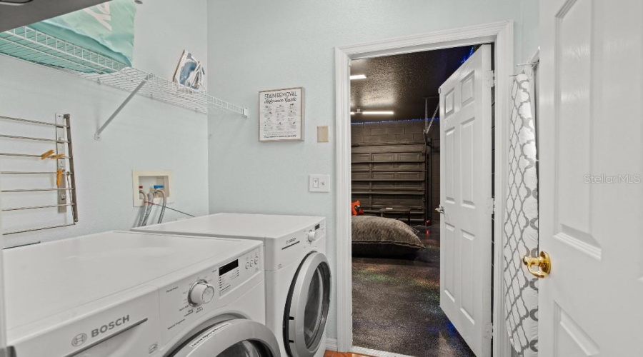 DAVENPORT, Florida 33897, 5 Bedrooms Bedrooms, ,3 BathroomsBathrooms,Residential,For Sale,CORVINA,0,MFRTB8523948