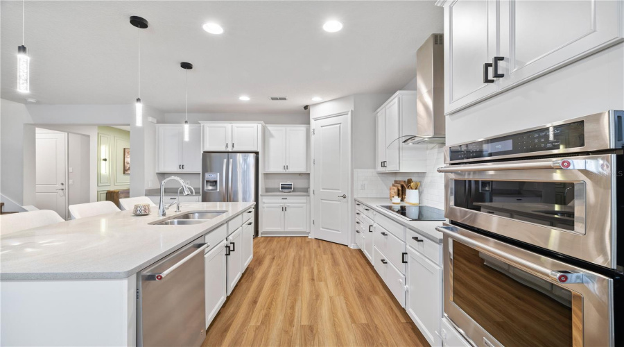 ORLANDO, Florida 32836, 5 Bedrooms Bedrooms, ,4 BathroomsBathrooms,Residential,For Sale,ROYAL ESTATES,0,MFRO6421398