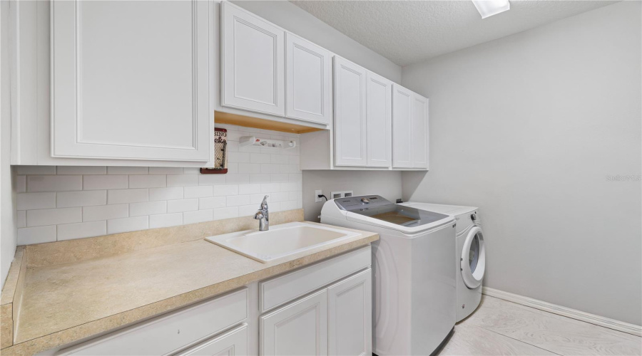 ORLANDO, Florida 32836, 5 Bedrooms Bedrooms, ,4 BathroomsBathrooms,Residential,For Sale,ROYAL ESTATES,0,MFRO6421398