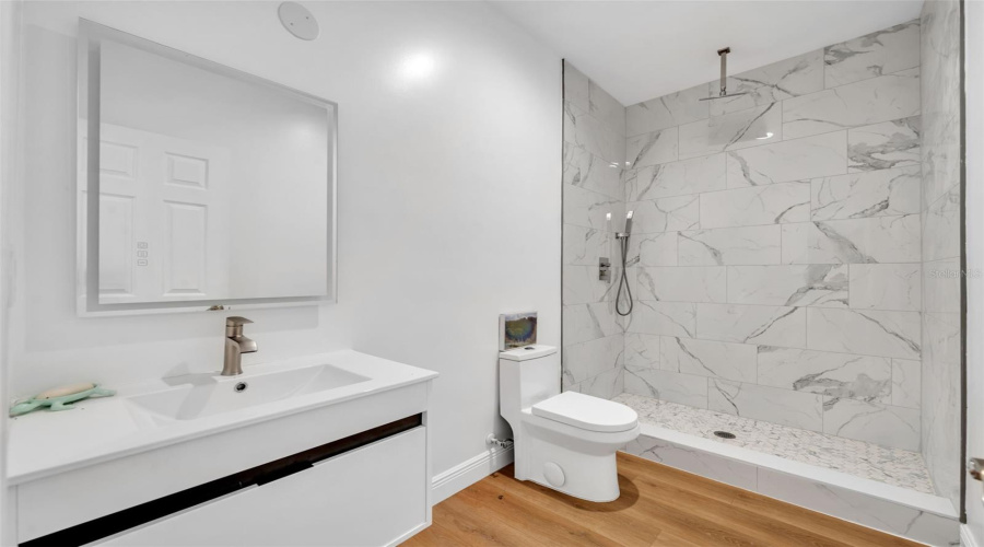 Garage Apartment Full Bathroom