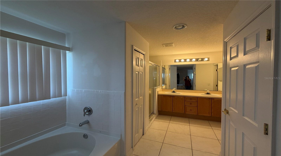 KISSIMMEE, Florida 34746, 4 Bedrooms Bedrooms, ,3 BathroomsBathrooms,Residential,For Sale,WATERFORD,0,MFRO6422070