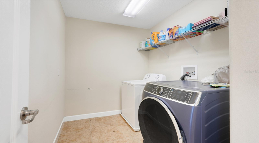 LAUNDRY ROOM UPSTAIRS