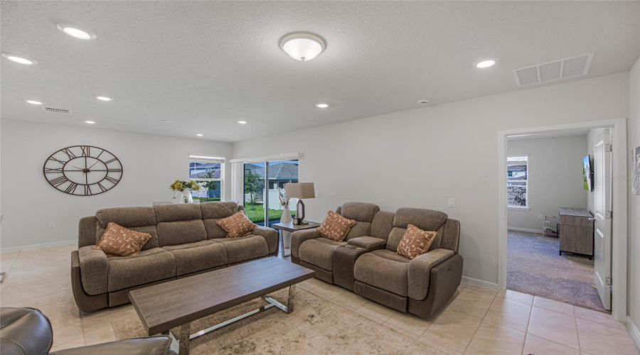 DAVENPORT, Florida 33896, 4 Bedrooms Bedrooms, ,2 BathroomsBathrooms,Residential,For Sale,LOVELY,0,MFRO6422751